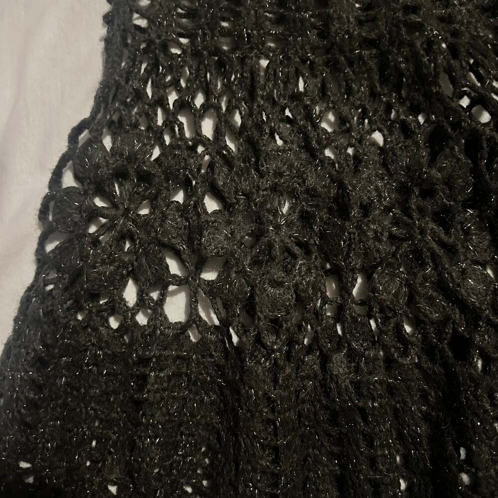Vintage Black Metallic Shimmer Y2K Crochet Capelet Shawl with Flower Detail - Picture 7 of 7
